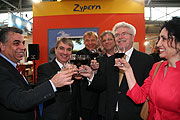 Pantelakis  Eliades (Botschafter Zypern, li.), Staatsminister Martin Zeil (2.v.re.), Dr. Inci Sieber (Stadträtin i.V. des Mpünchner OB Christian Ude, re.) am Zypern Messestand (Foto. MartiN Schmitz)